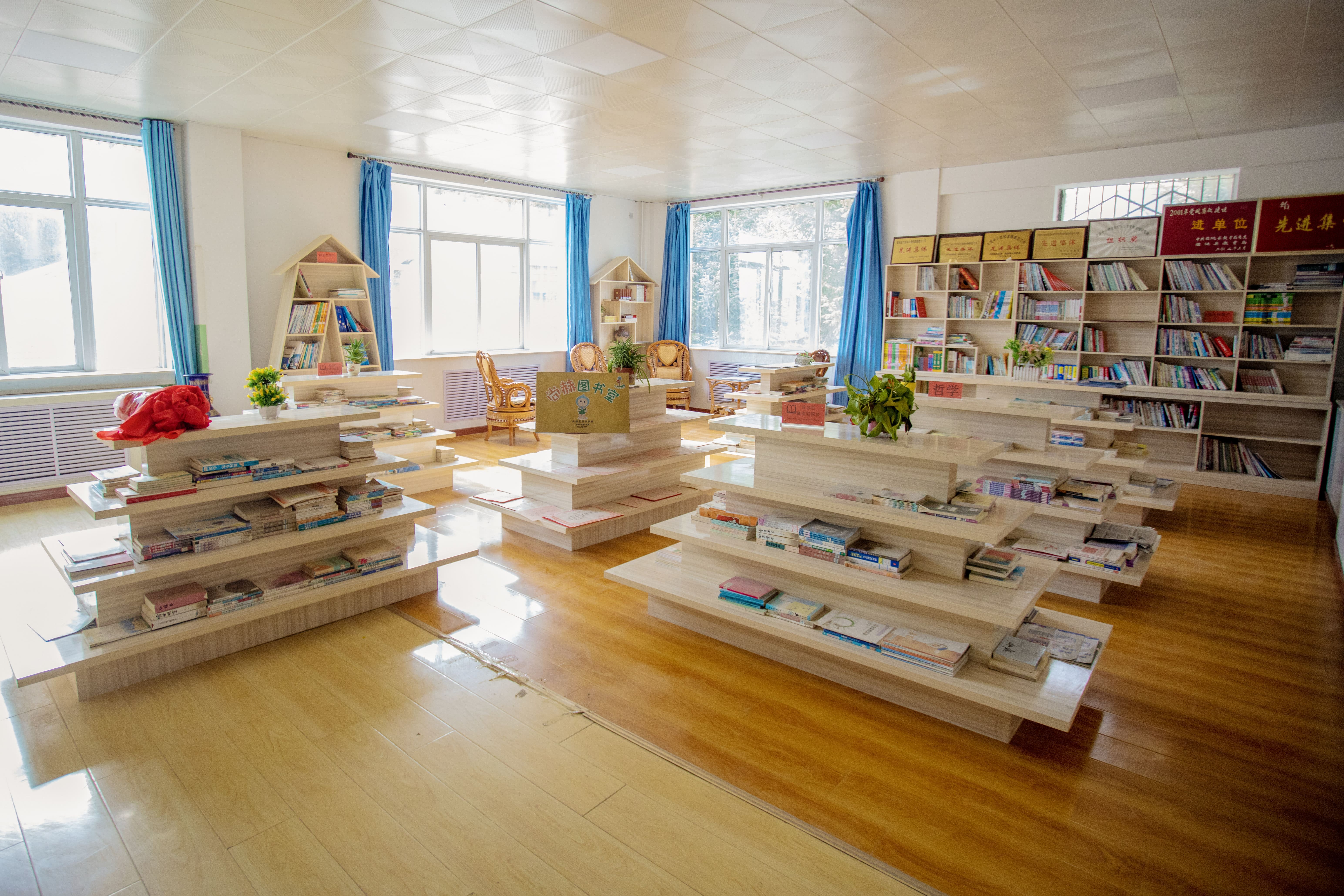 天津高校大学生记者走进爱游戏·体育-爱游戏(中国)
公益小学开展“书香悦读，筑梦成长”活动