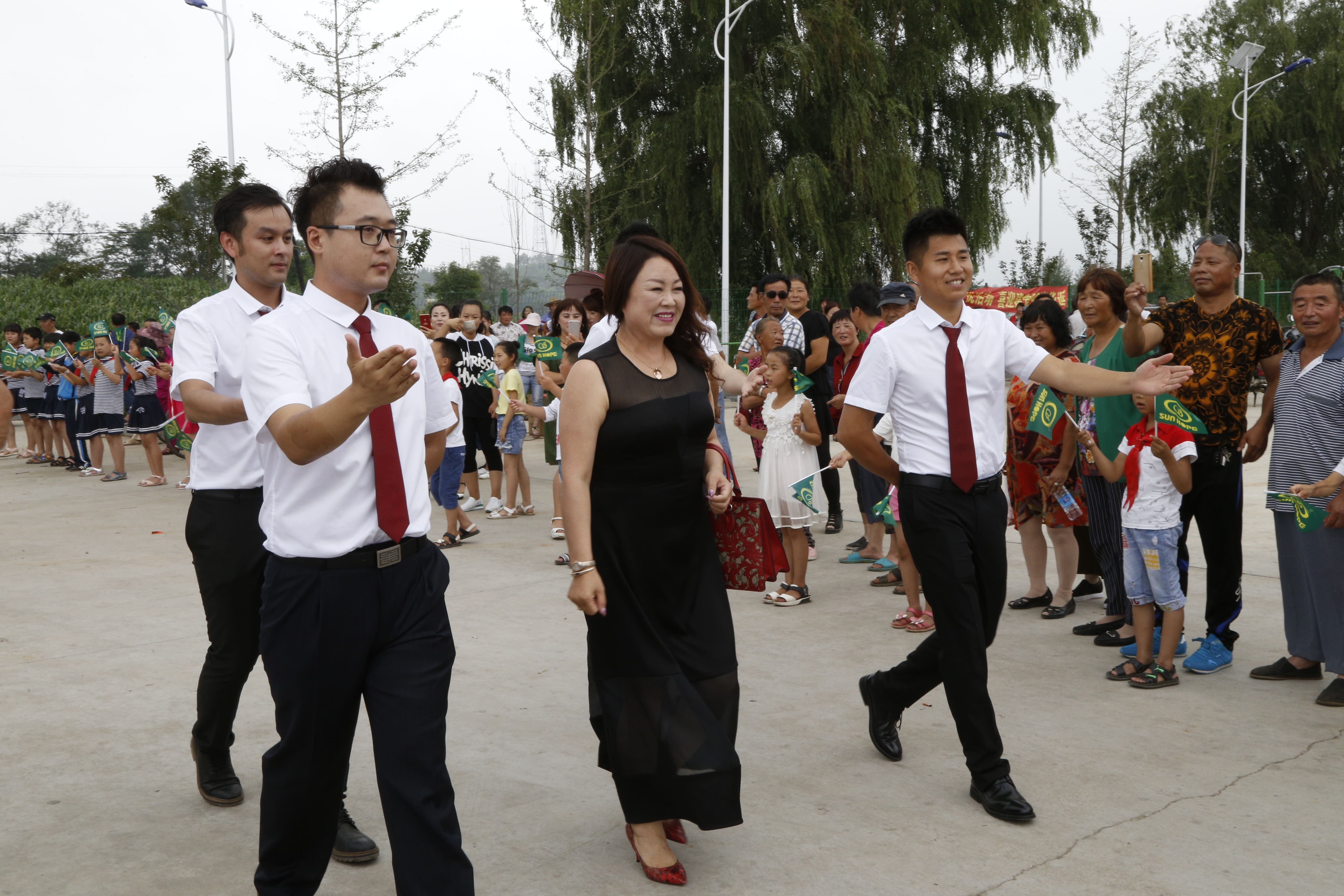 第110所 东港市椅圈镇爱游戏·体育-爱游戏(中国)
张兰小学